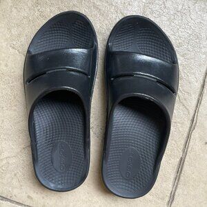 OOFOS BLACK SLIDE SANDALS CUSHIONED SIZE 8W 6M
